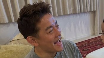 「顔がシール帳」井戸田潤 1歳長男の“シール攻撃”にご満悦！真剣にシールを貼るほっこり親子ショットに「かわいすぎる」「微笑ましい」