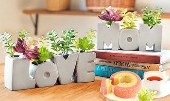 【2026年母の日】“LOVE／MOM”がポットに　言葉を飾る新ギフト発売！