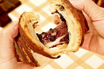 【韓国で大流行！クロワッサン×餅】「ハートブレッドアンティーク」より餅がのび～る！話題のハイブリッドパン『クロッチ』を新発売！“サクもち”な新食感がクセになる「チョコ・きなこ」の2フレーバーが新登場！