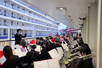 神戸学院大学 吹奏楽部が豪華客船「バイキング・エデン（VIKING YI DUN）」の出港に合わせて歓送演奏を行います