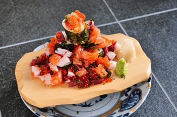 【岐阜・玉宮】毎日市場から届く海鮮を豪快に！名物「こぼれ寿司」と創作料理を楽しむ「キラクニ。岐阜玉宮店」