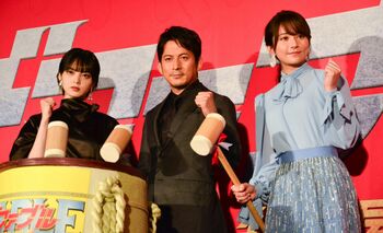 岡田准一、20歳になった平手友梨奈に「シャンパンを飲んだそうです」舞台挨拶で“プチ平手情報”を挟みまくる