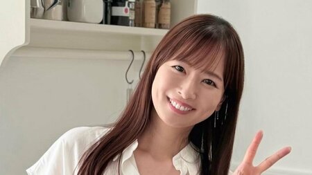 皆藤愛子 美スタイル際立つミニ丈姿を公開！シンプルコーデでキッチンに立つ笑顔ショットに「素敵すぎます」「癒やされる」