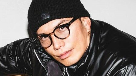 「すごっ！」市原隼人 胸筋でパンパンのニット姿にファン驚き！筋肉×サングラスの“ワイルド散歩”ショットに「シティーハンター級の胸板」