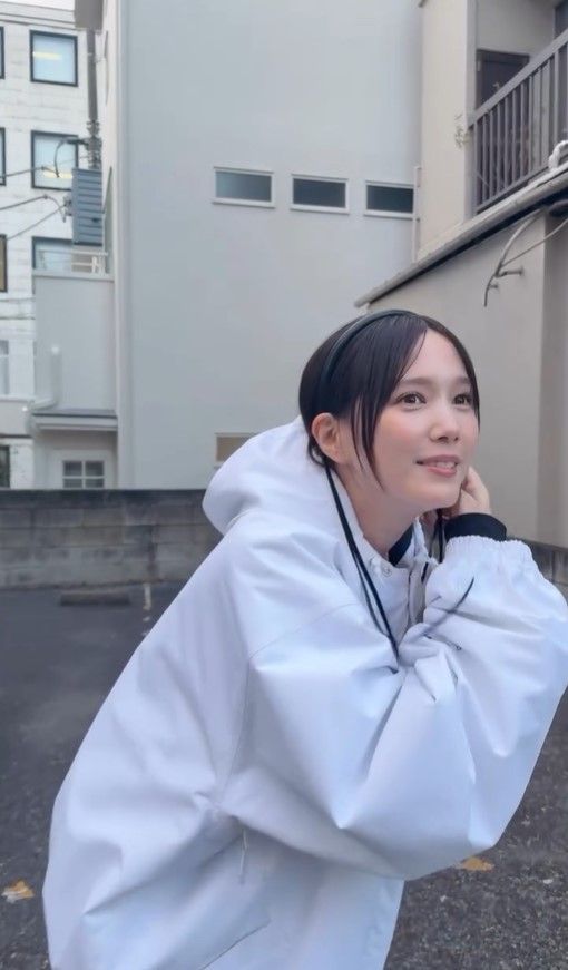 足長っ！」本田翼 ミニ丈パンツ×厚底ブーツ×カチューシャの