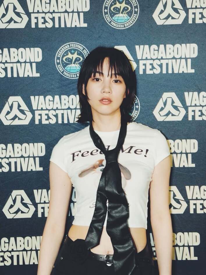 へそ いつもと違う雰囲気」のん ピタッと“ちびT”でへそ出し！「ぐねぐね