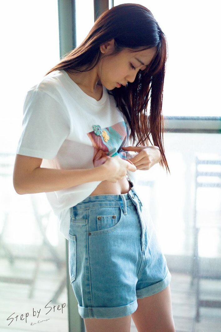 先行カット公開】アイドルから声優へ転身の来栖りん 写真集で
