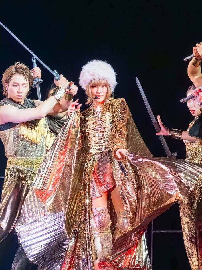金色のドレスを着た女王」浜崎あゆみ 黄金衣装で汗が輝く圧巻のライブ