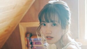 水着姿やランジェリーカットで話題！櫻坂46松田里奈1st写真集「まるで夢の中…」光に包まれた屋根裏部屋での天使ショットが解禁 『まつりの時間』