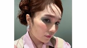 「お肌の綺麗さに驚き」平野ノラ “魔法解けた”ギャップある姿公開！華やかメイクの制服姿から乱れ髪に雰囲気一変ショットに「魔法が解けた方が好き」