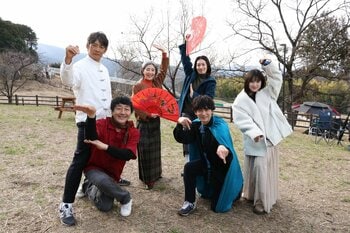 ラストシーンで、うしろ姿だけの登場ながら鮮やかなカンフーのポーズを決めた白髪の女性を演じていたのは、戸田恵子！『ラムネモンキー』