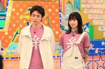 菅田将暉＆小松菜奈が必死のジェスチャー！嵐は車での揉めごとを5人で再現！？