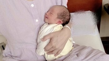 「可愛い過ぎだろぉ」辻󠄀希美 生まれたばかりの次女の初めての笑顔を公開！“ババ”が「令和版のゲップ」に初挑戦する姿も