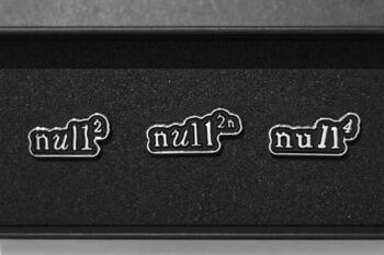 【開業まで1ヶ月】万博閉幕から1年、その翌日。落合陽一プロデュース「null²」が横浜で転生する「null²n」10月14日開業――デザイン非公開のまま好評の3連ピンバッジ、ついに初公開
