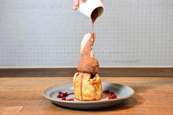 Minimalより、不動の人気を誇るあったか冬スイーツ、とろ～りチョコレートをかけて楽しむ「チョコレートアップルパイ」が今年も登場