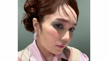 「お肌の綺麗さに驚き」平野ノラ “魔法解けた”ギャップある姿公開！華やかメイクの制服姿から乱れ髪に雰囲気一変ショットに「魔法が解けた方が好き」