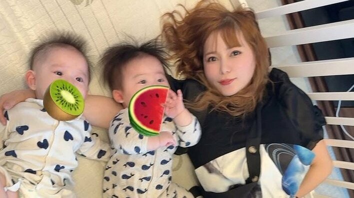 【画像8枚】「夢の国みたい」中川翔子 6ヵ月双子とゴロゴロショットや弟の“釈迦寝ポーズ”などを見る