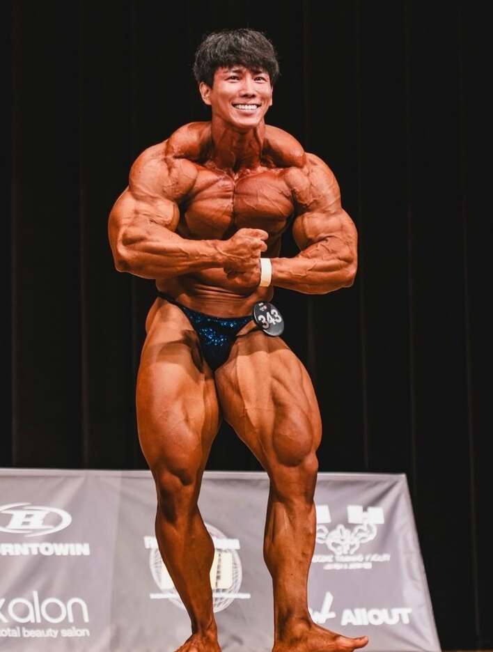 極端なボディービルダー 待ってろ世界」横川尚隆 ボディビル大会控え極限まで鍛え上げた圧倒的