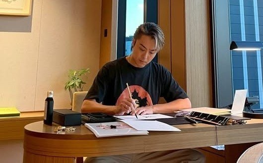 え？お家初披露？」EXILE TAKAHIRO 「自宅の書斎」と公開した写真に