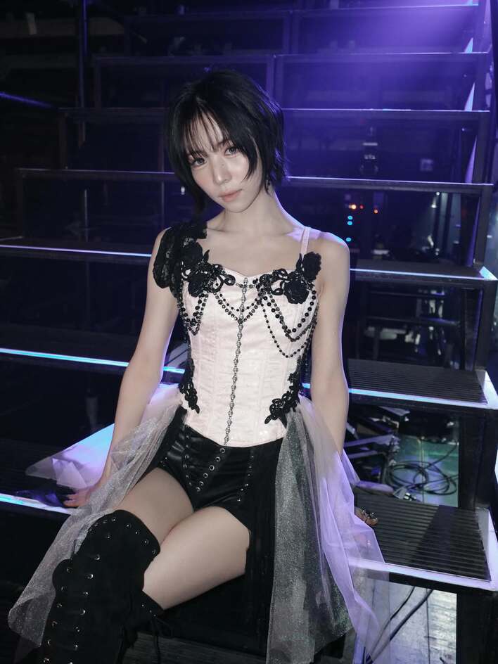 NiziU・MAYA “絶対領域”見せニーハイブーツ衣装にファン悶絶！「ビジュ