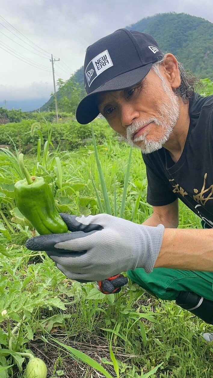 片岡鶴太郎 本格自家農園で収穫する様子を公開！愛情を込めて育てた夏
