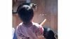 猫のケンカの仲裁に入る1歳女の子のキュートな作戦に反響！“装備”身につけ優しくなだめる様子に「なんて尊いの」【激かわアニマル＆キッズ奇跡の瞬間】