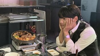 MYNAME・セヨン熱視線の先は…『ブラックトリック』のオフショットにファン「かわいいーーーーー！！！」「目、ハートになってない？笑」