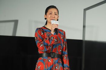尾野真千子が涙の訴え！「皆さんと手と手をとりあって観に来てほしい」