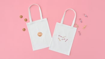【誰もが知る ”あのロングセラー菓子” が洗練された大人グッズに】話題のイラストレーター内田有美さん著『にっぽんのおかし』から、日常に溶け込むミニマルなトートバッグなど3種が新登場！