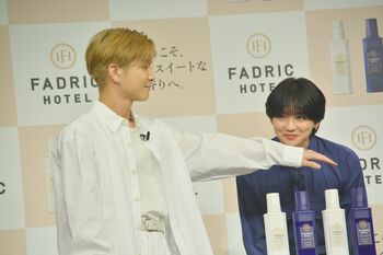 “同じ誕生日の先輩後輩”岩田剛典と吉野北人がお互いの香りを嗅ぎ合って「わーお！」と照れ笑い