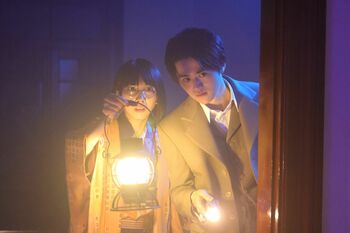 三十番街に幽霊屋敷が…？左右馬（鈴鹿央士）と鹿乃子（松本穂香）は調査に向かう『噓解きレトリック』第7話予告