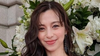 「現存のビーナス」中条あやみ “美デコルテ”際立つキャミドレス姿を公開！レッドカーペットでの気品あふれるたたずまいに「頭身どうなってるの」