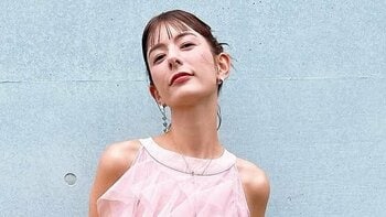 スザンヌ 私服ショット大公開！ミャクミャクやハミクマがついた愛用カバンも披露「いつもオシャレなコーデですね」「素敵な洋服がいっぱい」