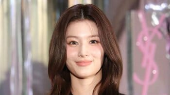 TWICE・SANA 表参道に全身黒のミニ丈コーデで登場！その場でリップを塗られるシーンも YSL BEAUTYポップアップイベント