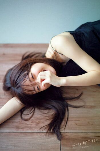 【先行カット公開】アイドルから声優へ転身の来栖りん 　写真集で制服姿や“美”腹筋がのぞくカットもちら見せ