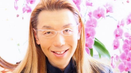 異次元の自宅を公開！假屋崎省吾 ガラス天井＆巨大シャンデリアが圧巻 まるで宮殿のようなダイニング