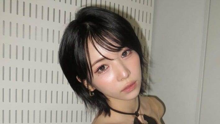 「艶めきが凄い」NiziU・MAYA 大胆肌見せ衣装の“破壊力半端ない”スタイルにファン悶絶！美肩＆腹筋際立つ夏コーデに「ビジュアルクイーン」