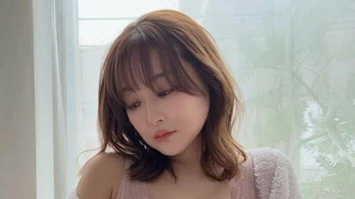 【写真3枚】鈴木奈々 太もも“チラッ”と…ランジェリー撮影のオフショットを見る