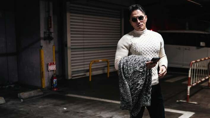 【画像】「こんなカッコいい散歩に遭遇してみたい」市原隼人のニット越しに浮き出た“シティーハンター級”の胸筋を見る