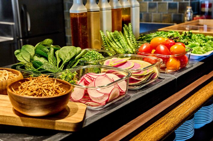 【平日限定】選べるメインと地産地消の美味しさを楽しむハーフブッフェ。新しくなったメインディッシュで、羽田空港を望む特別なランチタイムを