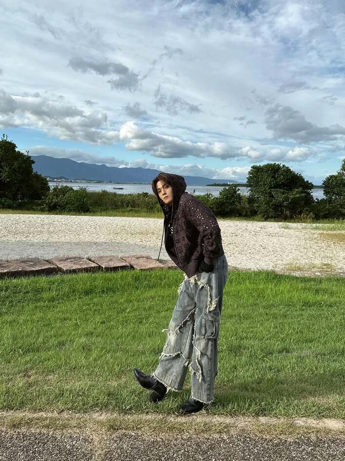 八木勇征 近距離自撮りショット公開！目をつぶりフーディーかぶった