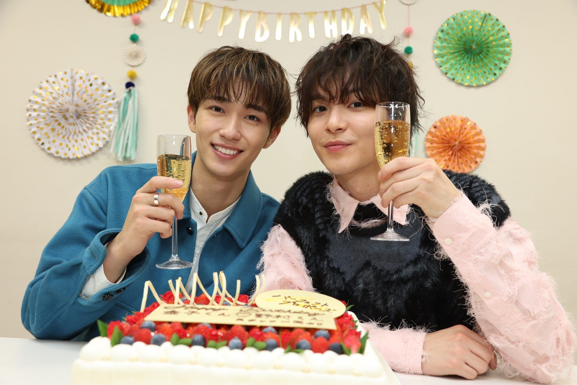 金子隼也＆野村康太 サプライズ誕生日会で仲良く自撮り！ケーキを 