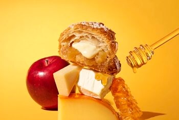 【復刻販売】愛され続けて10年…RINGO10周年記念プロジェクト第1弾 | SNSアンケート人気No.1フレーバー「焼きたて濃厚アップルパイ 3種のチーズ&はちみつ」が復活！