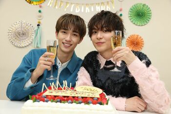 金子隼也＆野村康太 サプライズ誕生日会で仲良く自撮り！ケーキをどこから食べるか“小声相談”