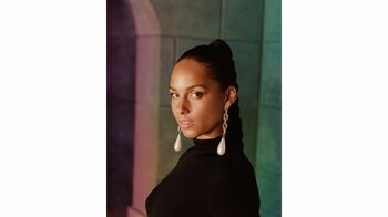 アリシア・キーズ 知られざるヒーローたちヘ、感謝と激励のメッセージを熱唱