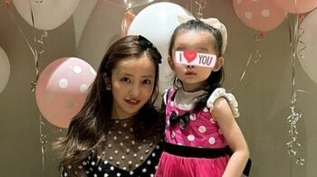 既にアイドル！板野友美 3歳迎えた“べびちん”と親子2ショットにファンも祝福「めちゃくちゃお姉さんになってかわいい」
