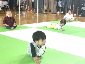 中部国際空港セントレアに赤ちゃんが大集合！「はいはいレース」で空港を元気いっぱい盛り上げました！