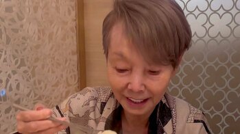 研ナオコ「食べっぷりお見事」アツアツ小籠包を食べる様子に反響！ハフハフする姿に「あちぃ、あちぃが聞こえる」「分かります」などと共感するファンも