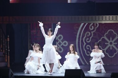 前田敦子センター『フライングゲット』に大歓声！純白衣装から紺色衣装