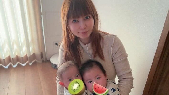 中川翔子 祖母とそっくり生後3ヵ月双子ショット披露！“念願の洋服”着せたキュートすぎるもこもこの見た目に「おしり、可愛すぎます」「今のサイズ感が最高」